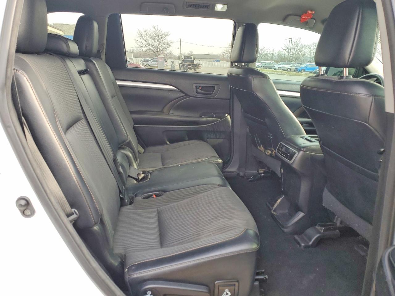 2016 TOYOTA HIGHLANDER LE photo 11