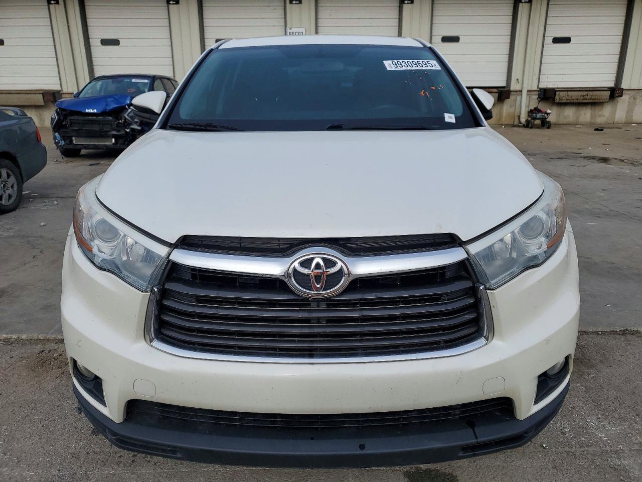 2016 TOYOTA HIGHLANDER LE photo 5