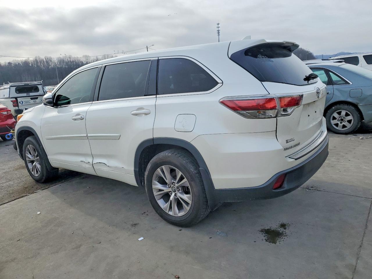 2016 TOYOTA HIGHLANDER LE photo 2