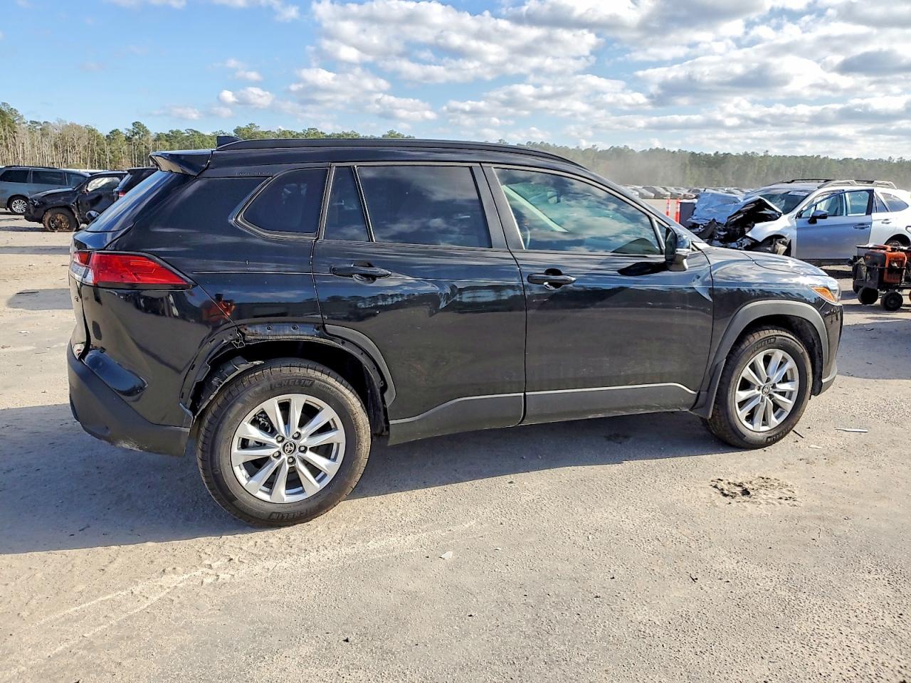 2025 TOYOTA COROLLA CROSS LE photo 3
