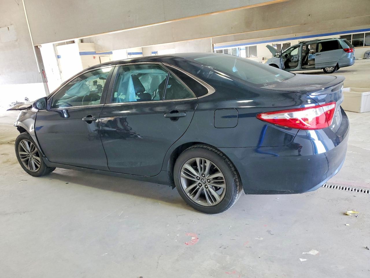 2015 TOYOTA CAMRY LE photo 2