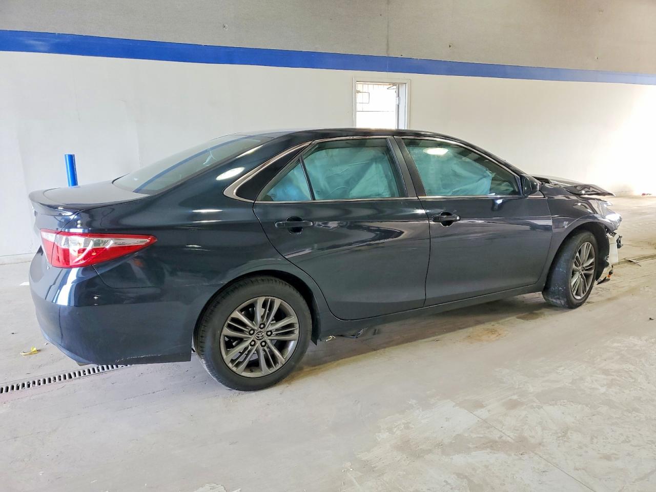 2015 TOYOTA CAMRY LE photo 3