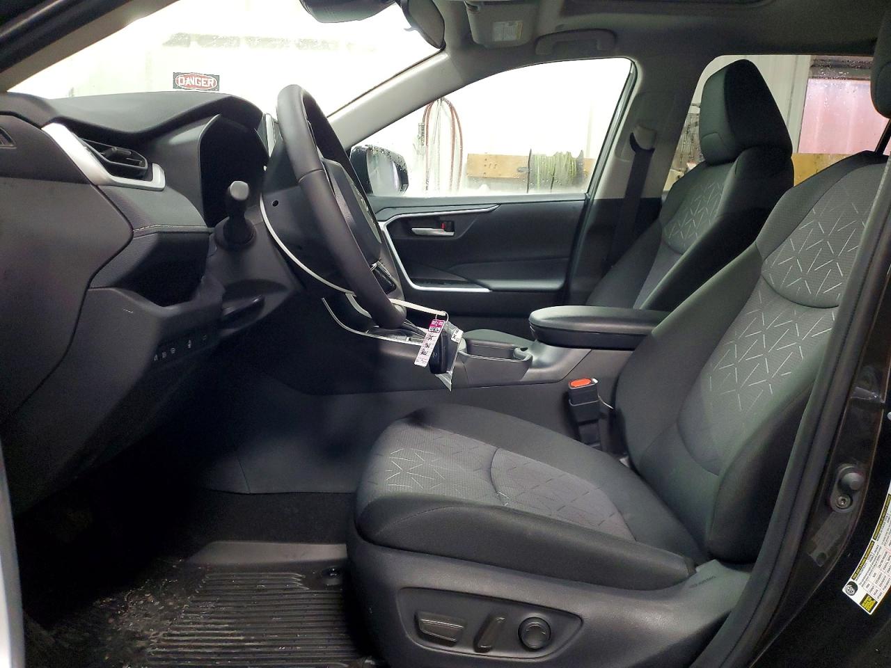 2025 TOYOTA RAV4 XLE photo 19