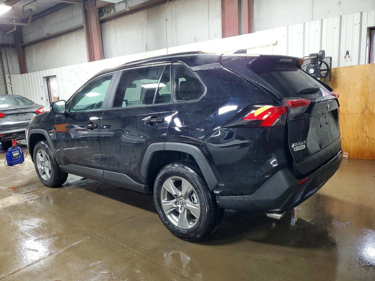 2025 TOYOTA RAV4 XLE photo 4