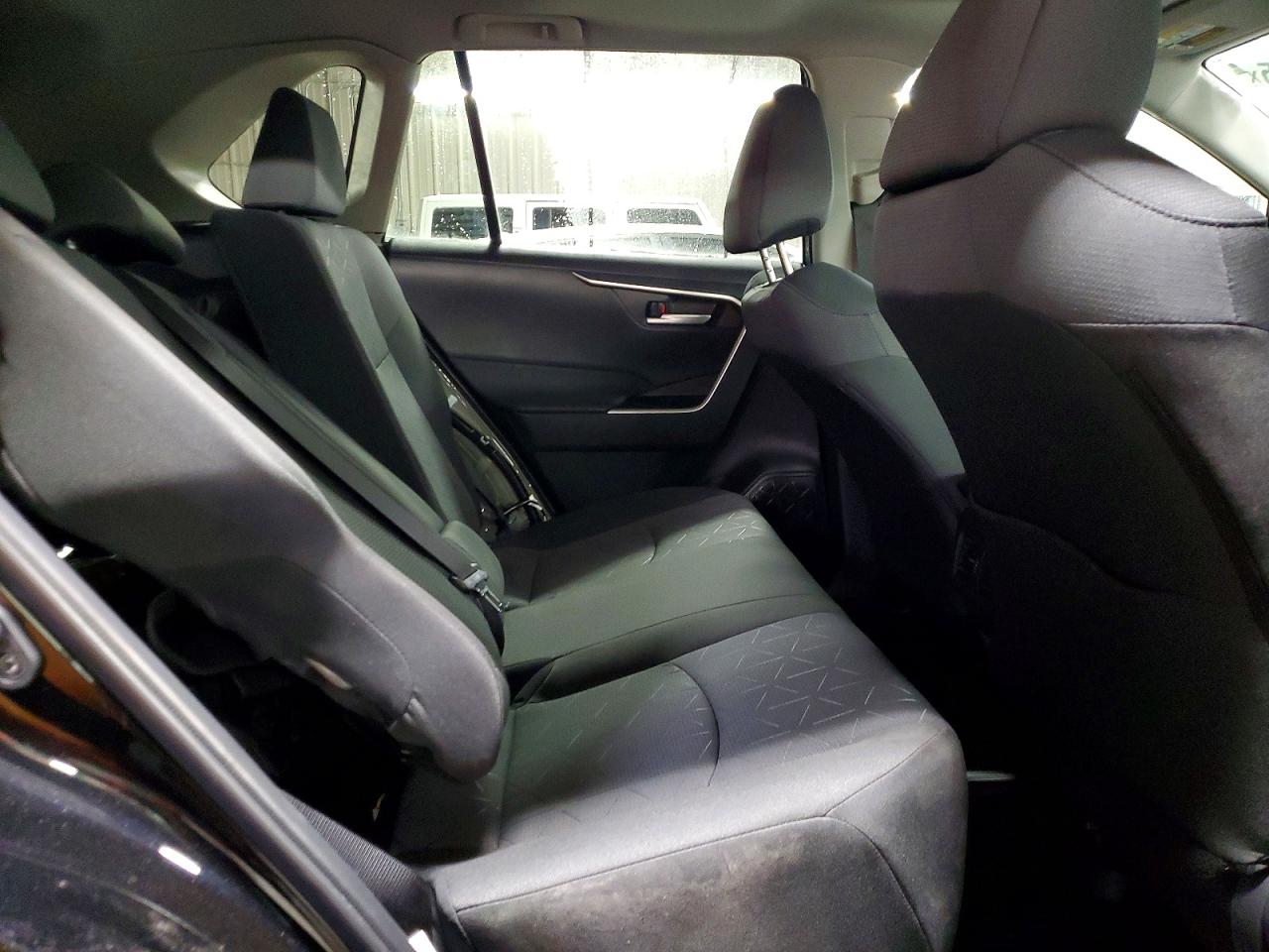 2025 TOYOTA RAV4 XLE photo 28