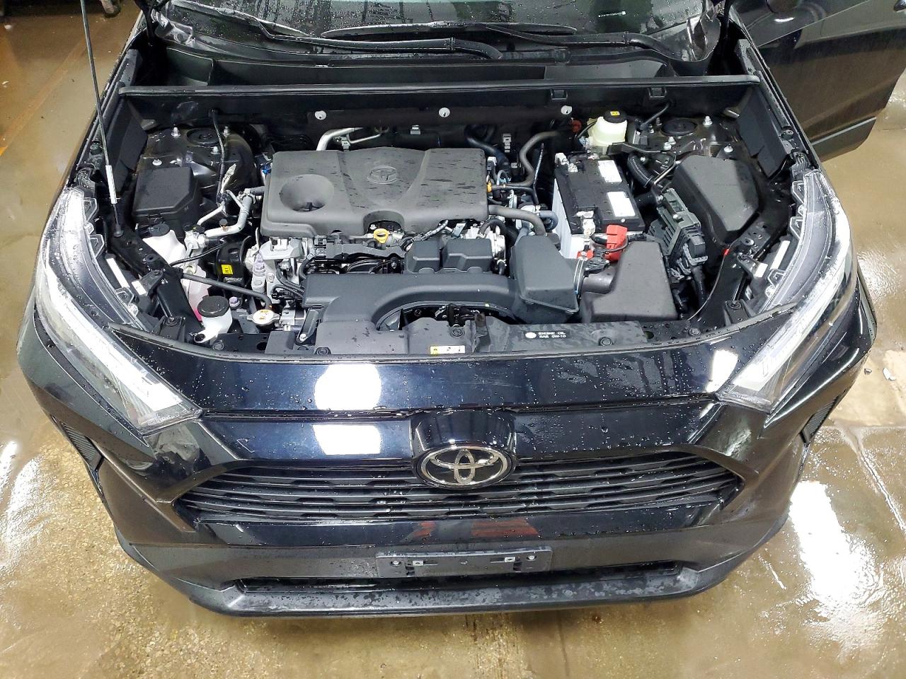 2025 TOYOTA RAV4 XLE photo 31