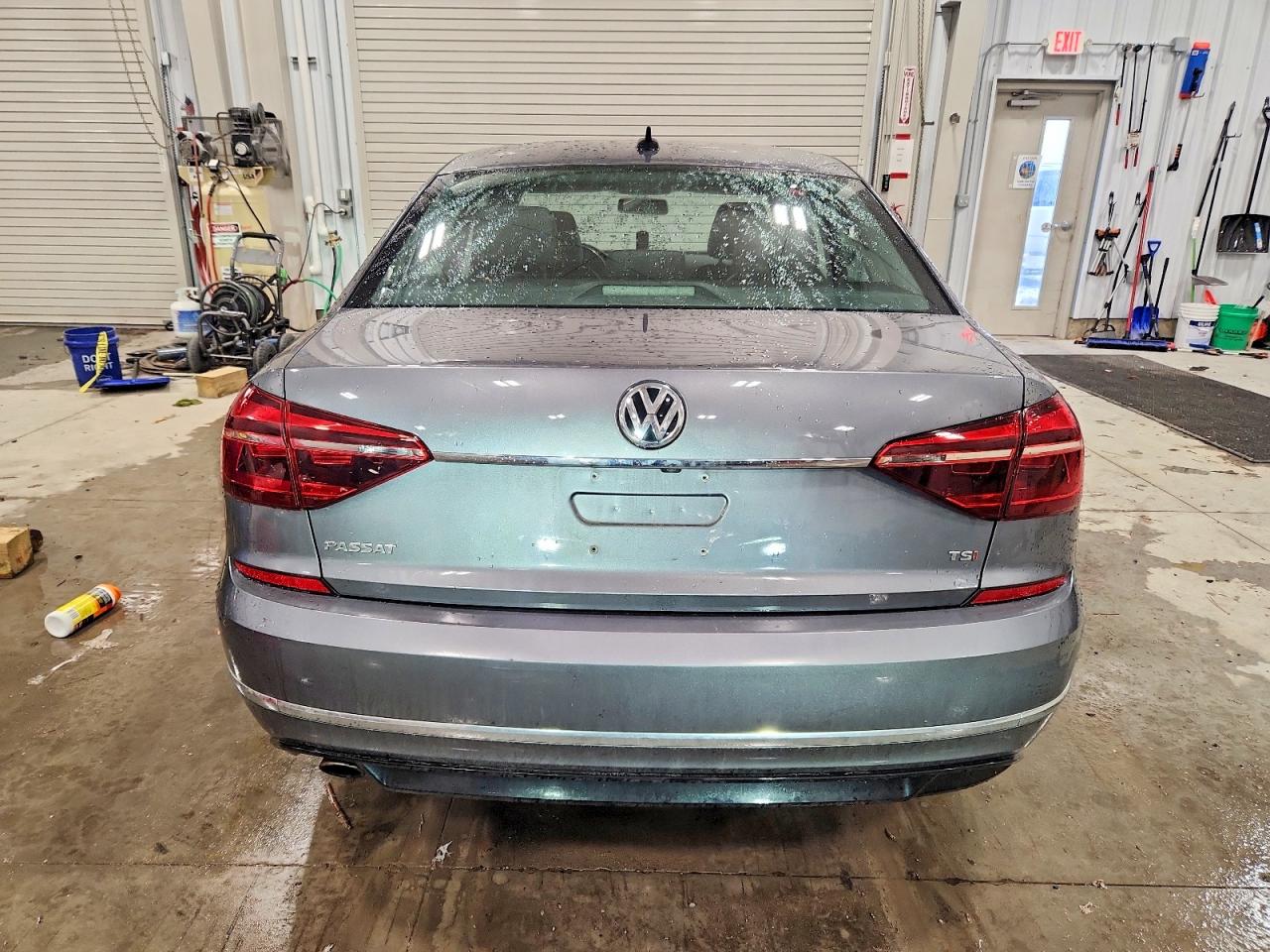 2017 VOLKSWAGEN PASSAT R-LINE photo 6