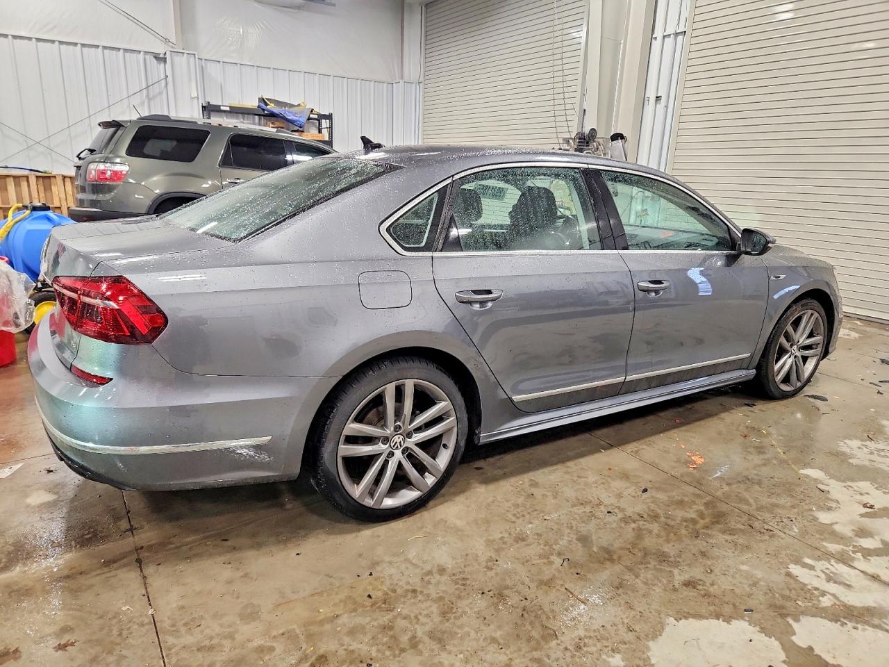 2017 VOLKSWAGEN PASSAT R-LINE photo 3