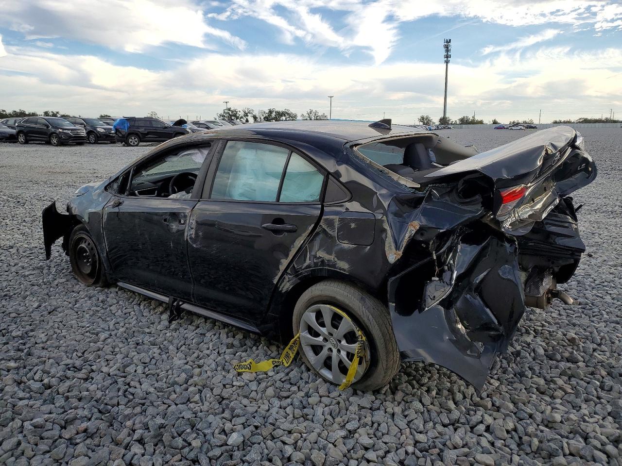 2021 TOYOTA COROLLA LE photo 3