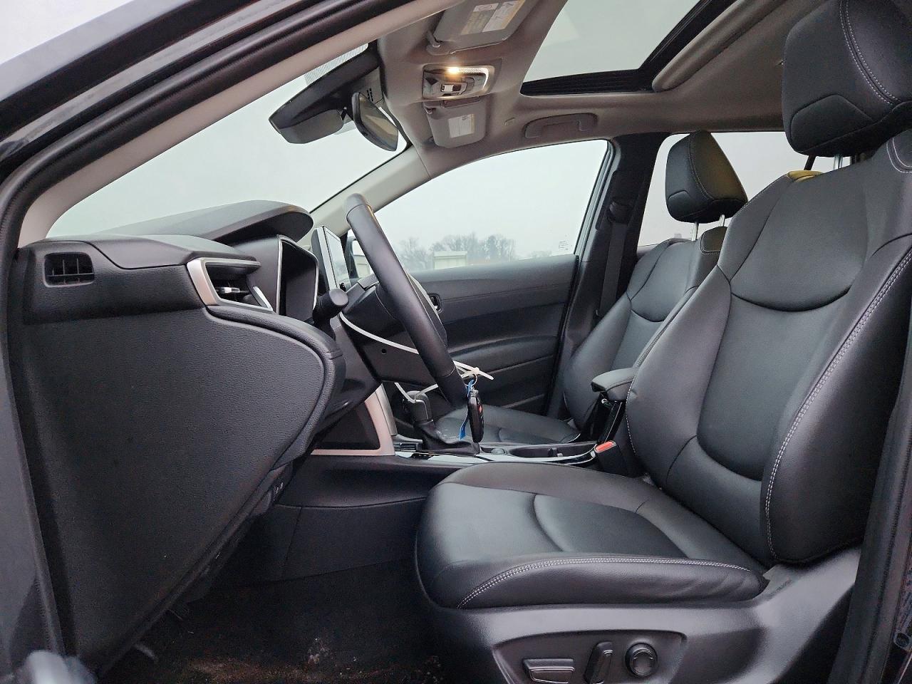 2023 TOYOTA COROLLA CROSS XLE photo 7