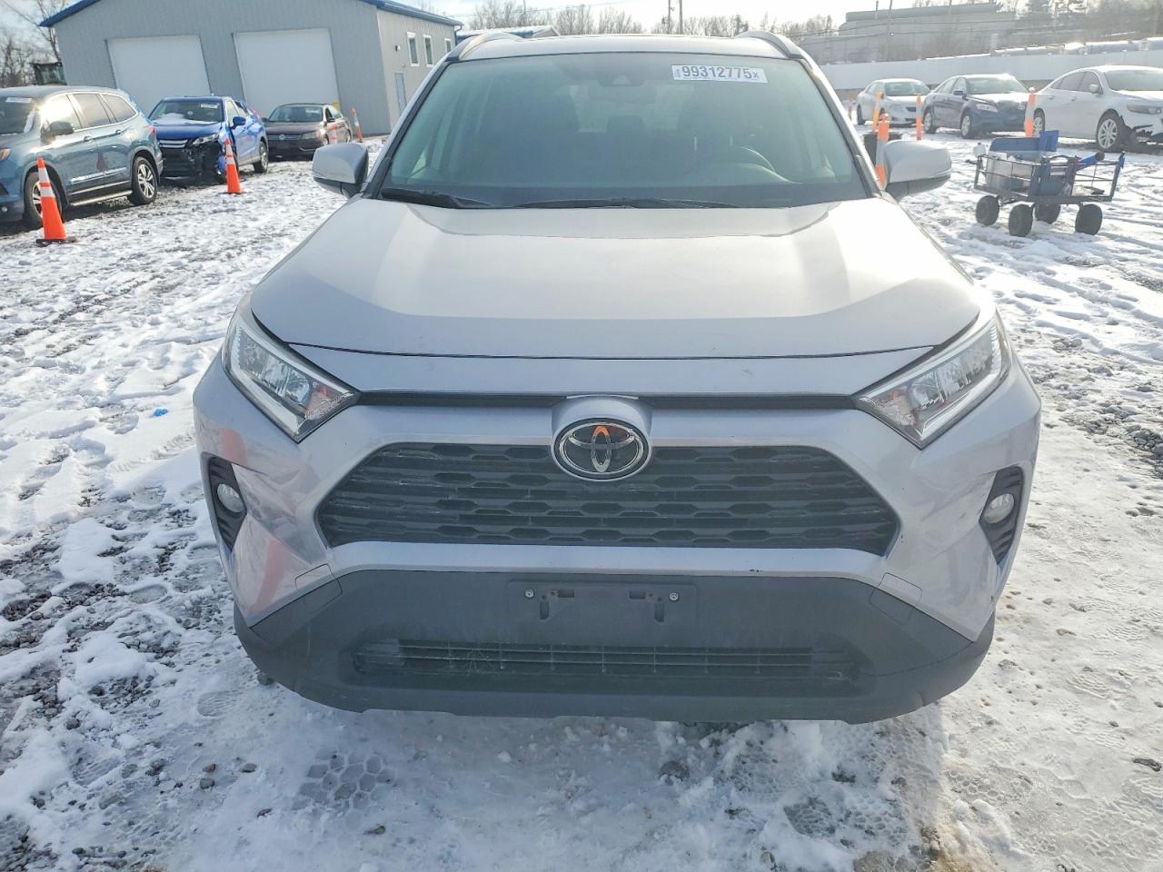 2019 TOYOTA RAV4 XLE photo 9