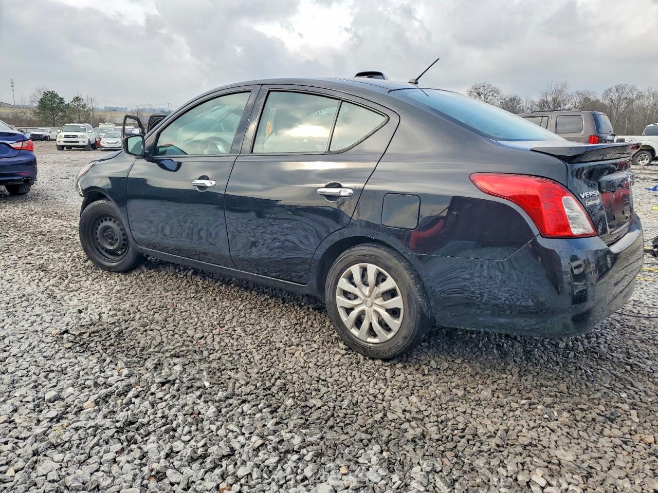 2019 NISSAN VERSA S photo 2