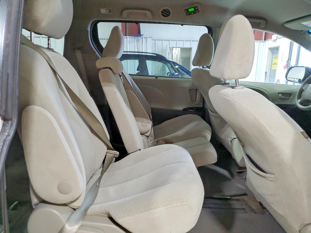 2013 TOYOTA SIENNA LE 8-PASSENGER photo 31