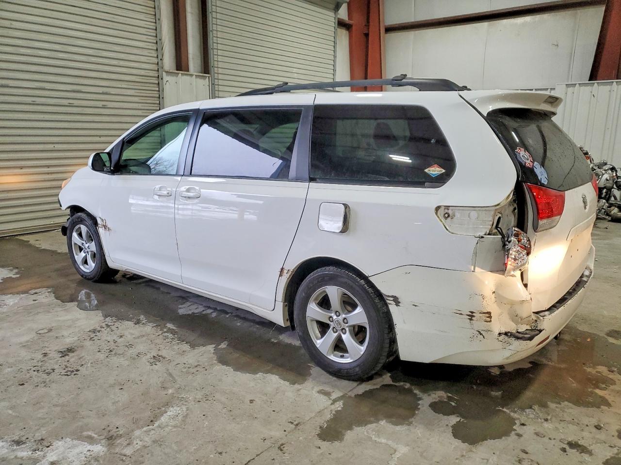 2013 TOYOTA SIENNA LE 8-PASSENGER photo 4