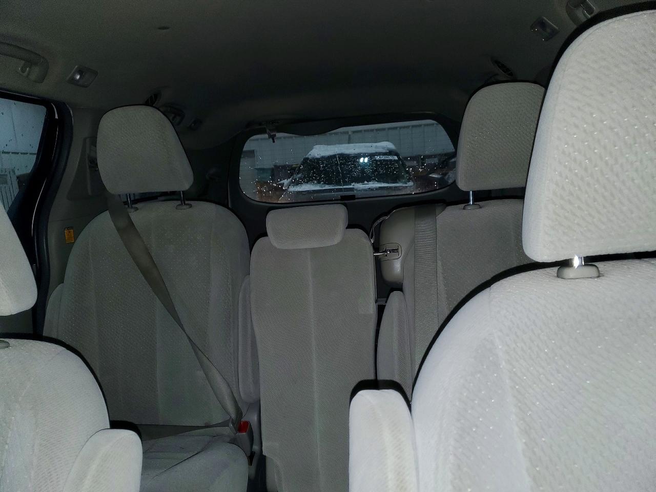 2013 TOYOTA SIENNA LE 8-PASSENGER photo 28