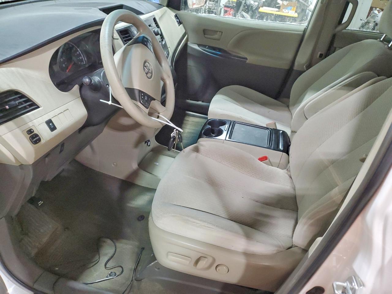 2013 TOYOTA SIENNA LE 8-PASSENGER photo 19