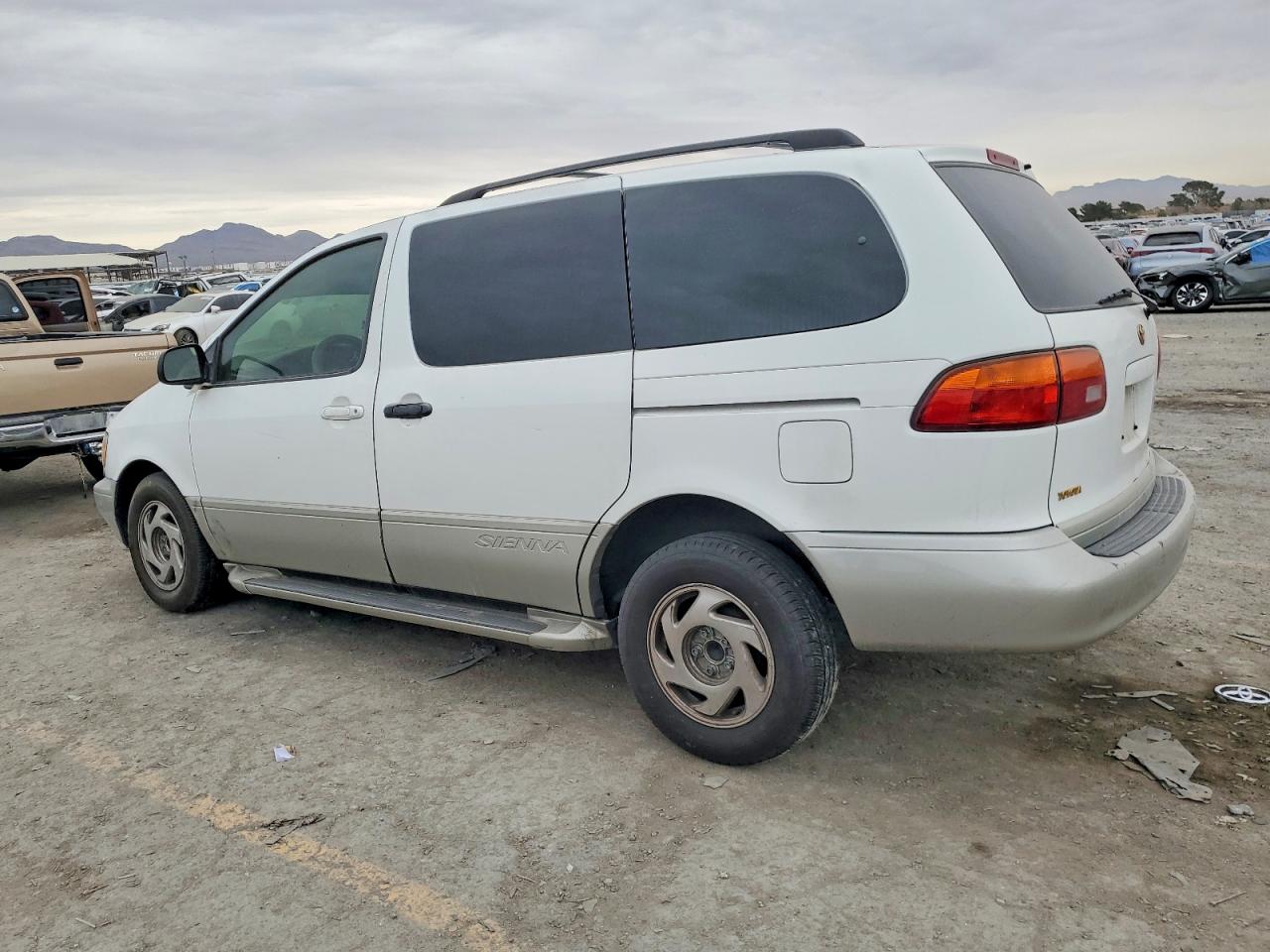 1998 TOYOTA SIENNA LE photo 4