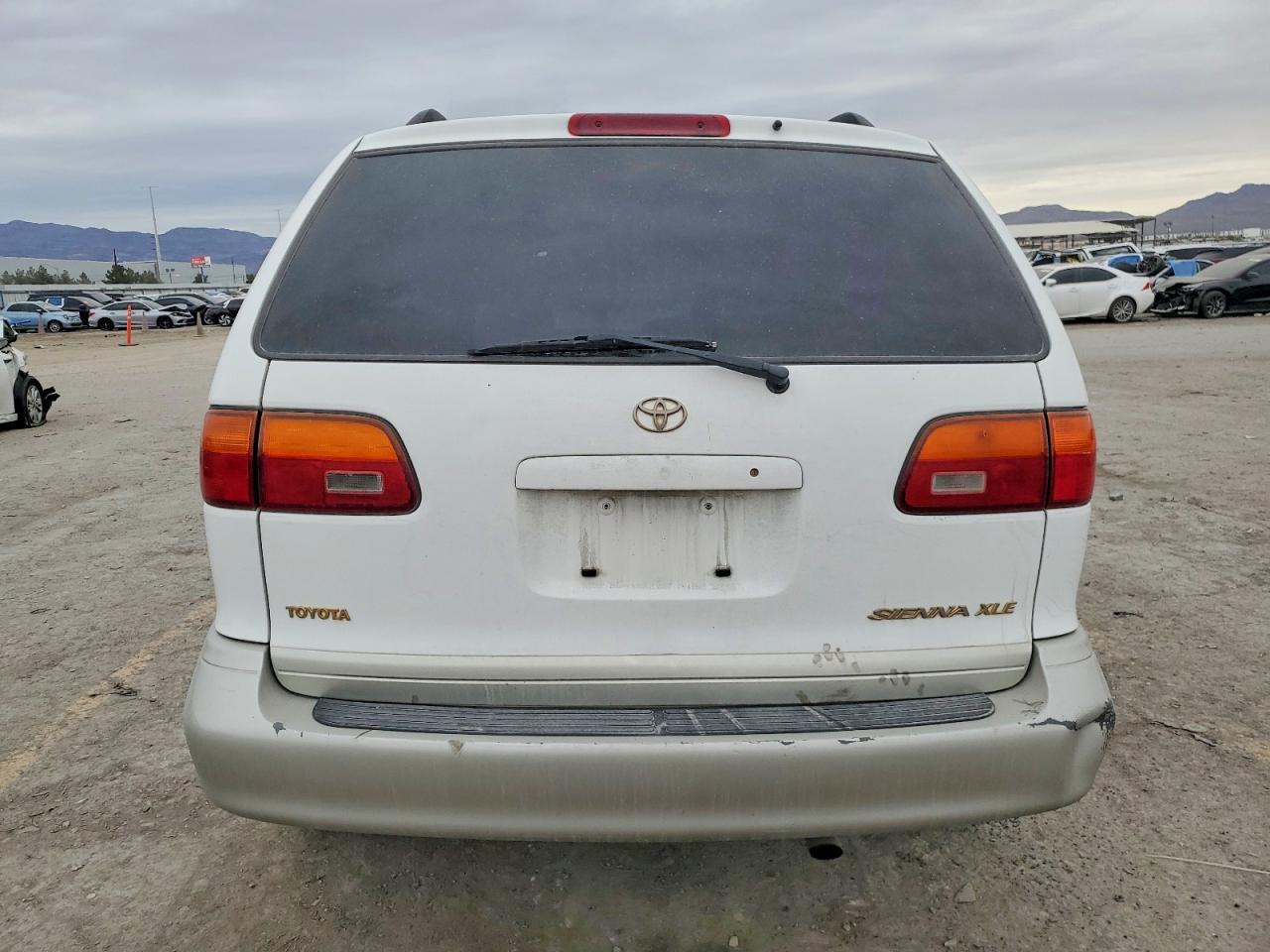 1998 TOYOTA SIENNA LE photo 16