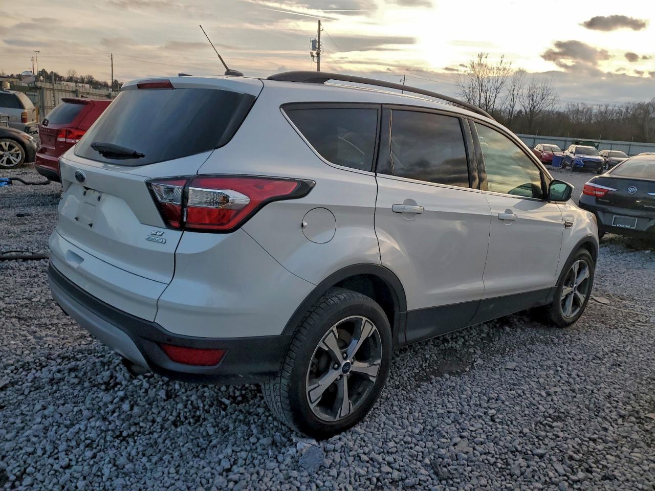 2017 FORD ESCAPE SE photo 3