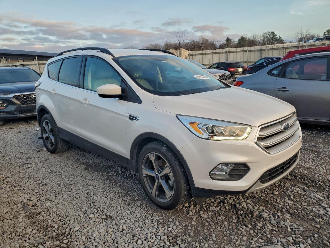 2017 FORD ESCAPE SE photo 4