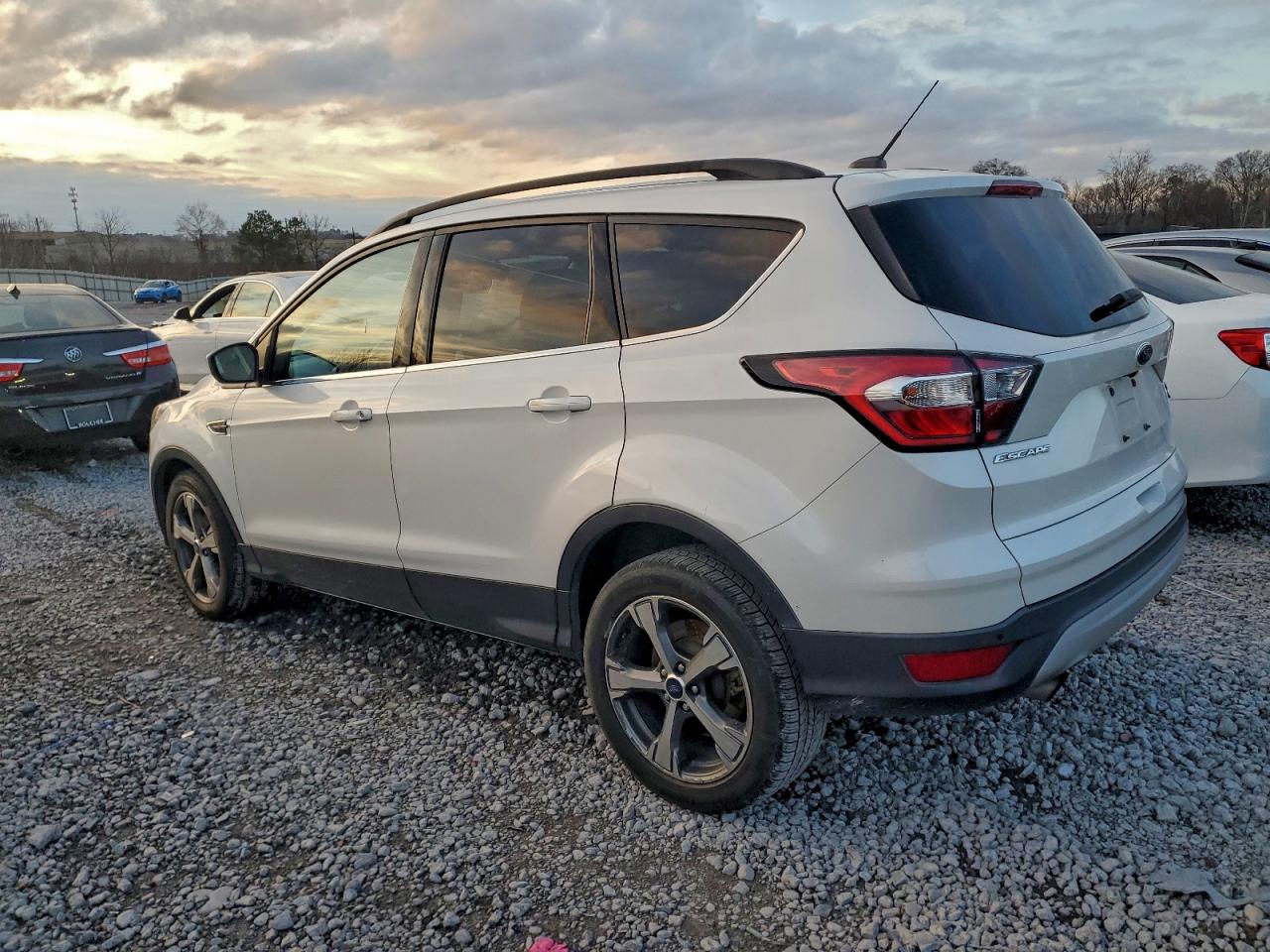 2017 FORD ESCAPE SE photo 2