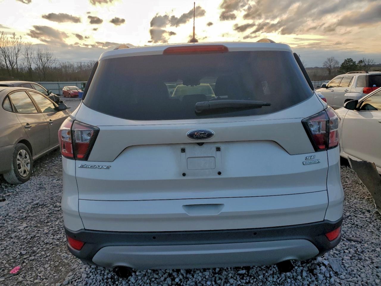 2017 FORD ESCAPE SE photo 6
