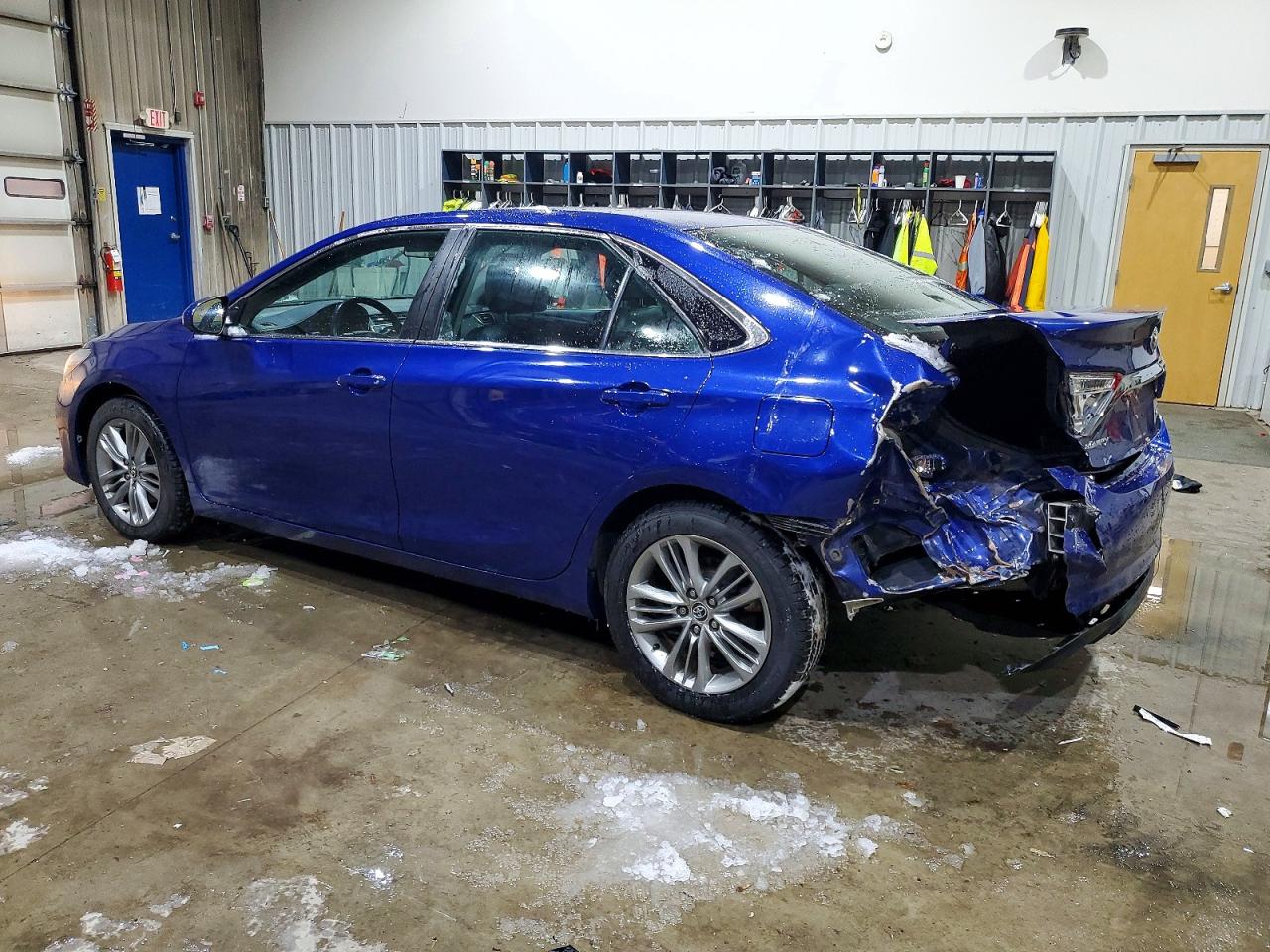 2016 TOYOTA CAMRY SE photo 3