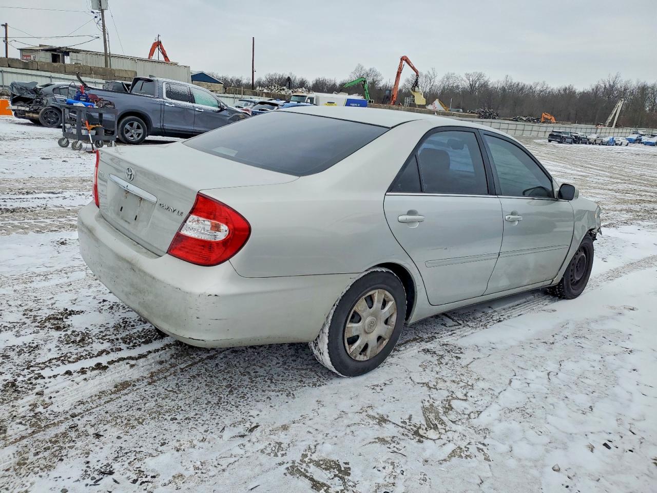 2004 TOYOTA CAMRY LE photo 3