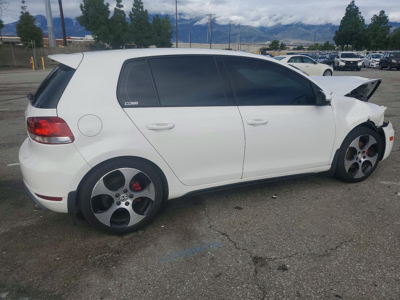 2011 VOLKSWAGEN GTI photo 3