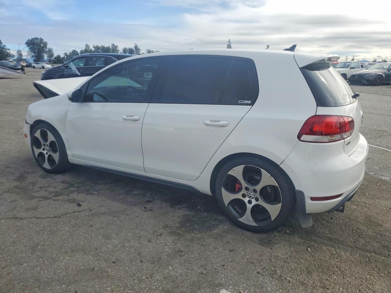 2011 VOLKSWAGEN GTI photo 2