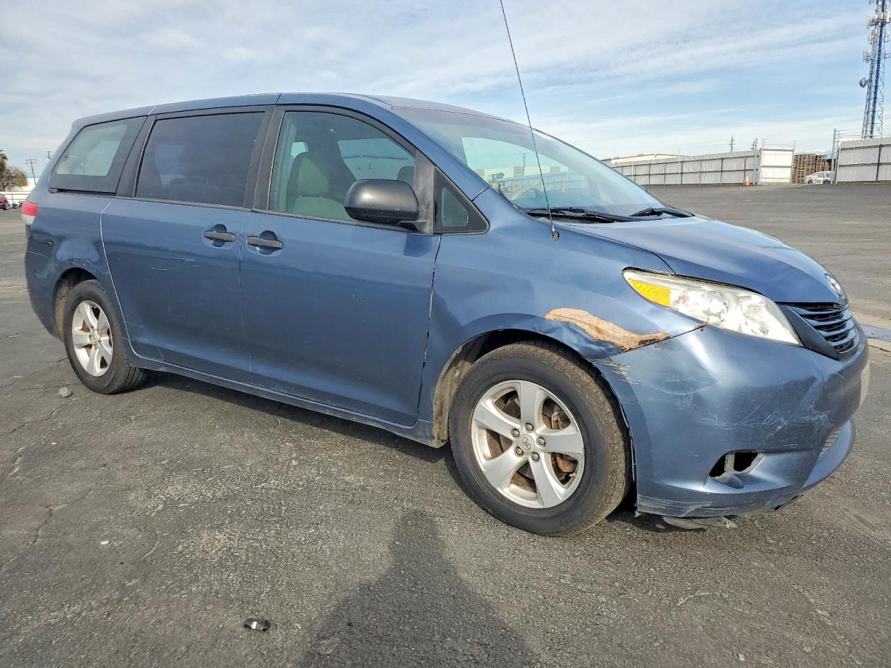 2014 TOYOTA SIENNA photo 4