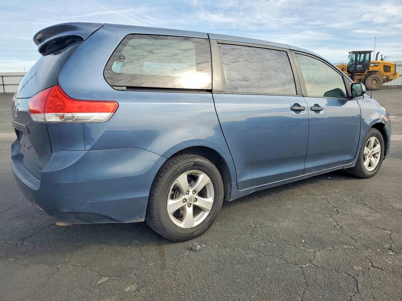 2014 TOYOTA SIENNA photo 3