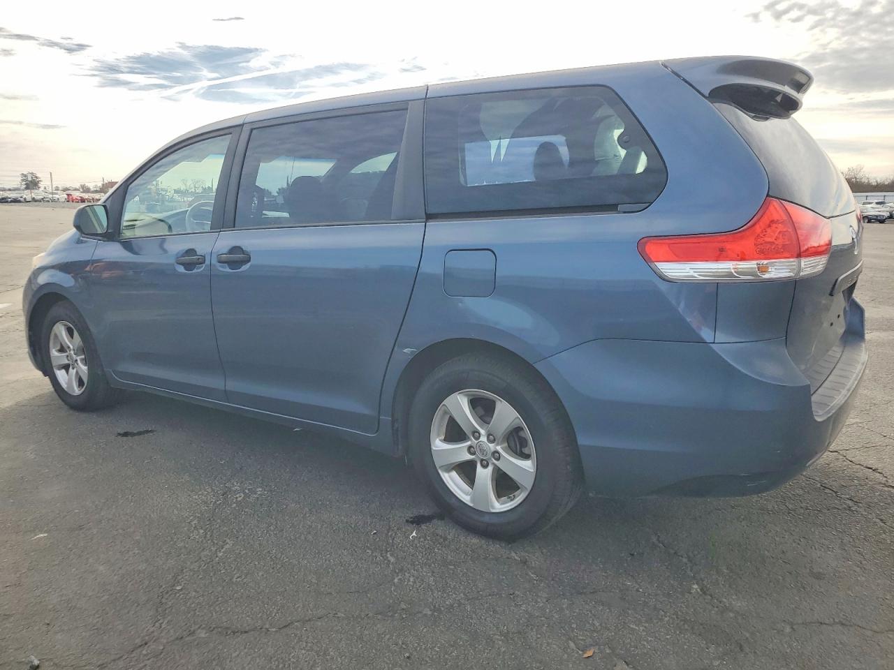 2014 TOYOTA SIENNA photo 2
