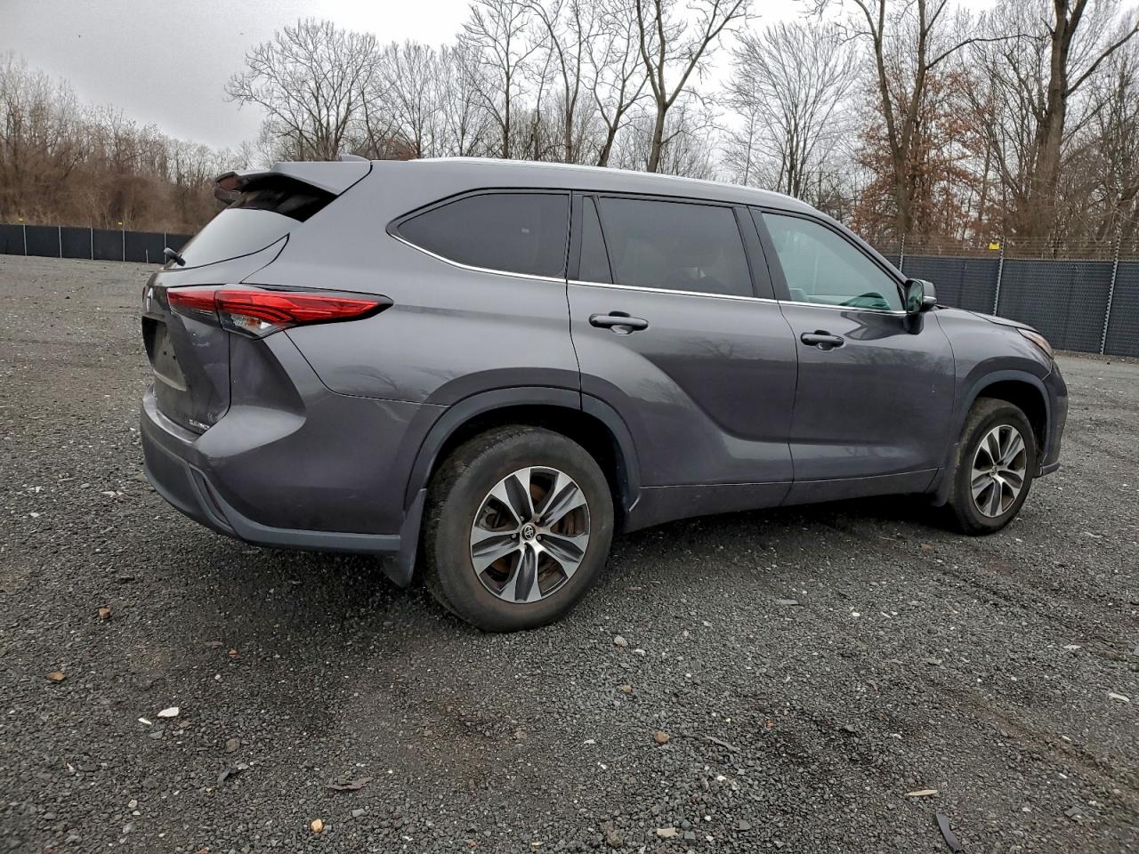 2022 TOYOTA HIGHLANDER XLE photo 3