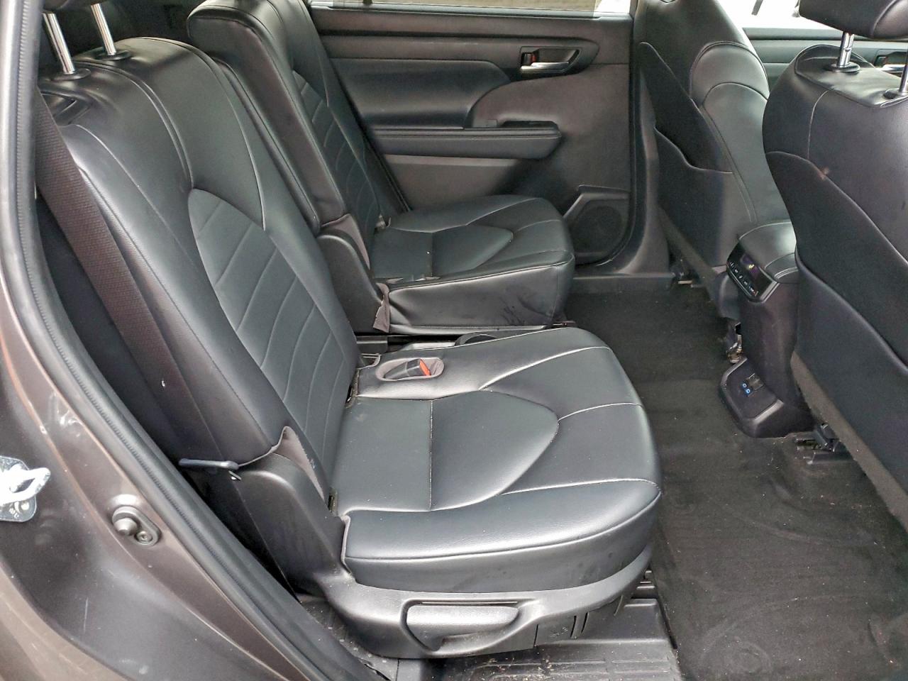 2022 TOYOTA HIGHLANDER XLE photo 11