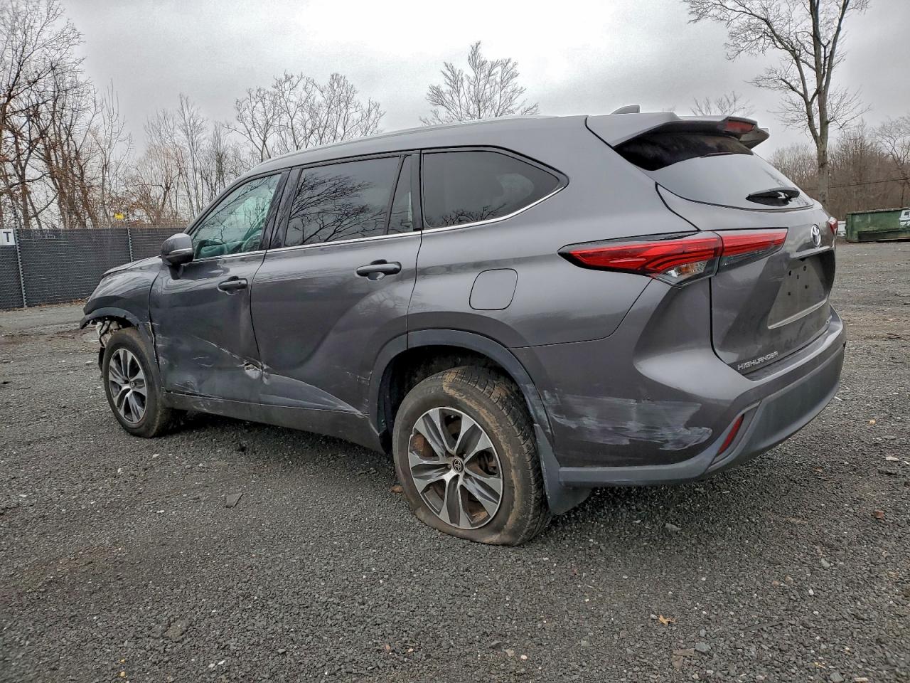 2022 TOYOTA HIGHLANDER XLE photo 2
