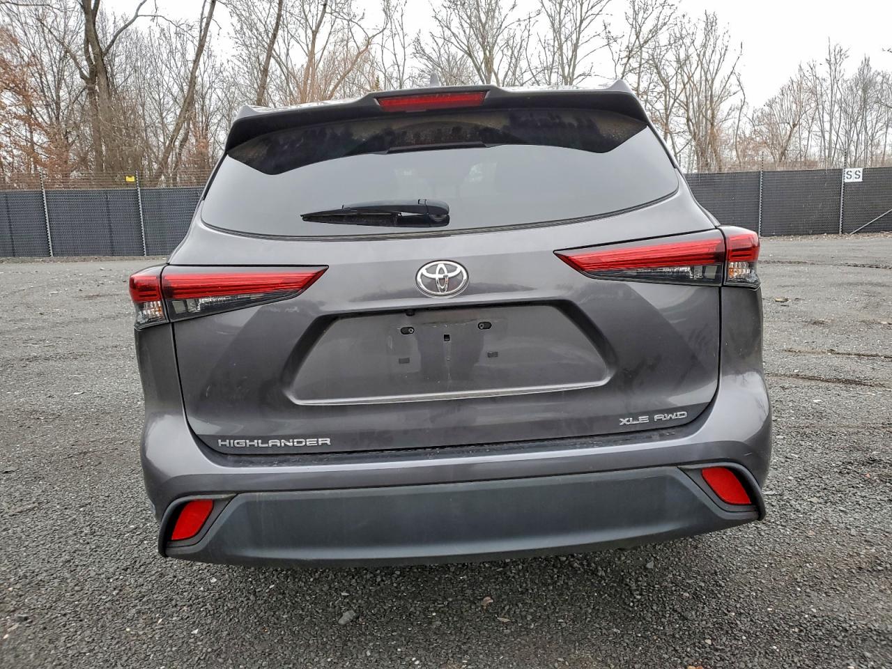 2022 TOYOTA HIGHLANDER XLE photo 6