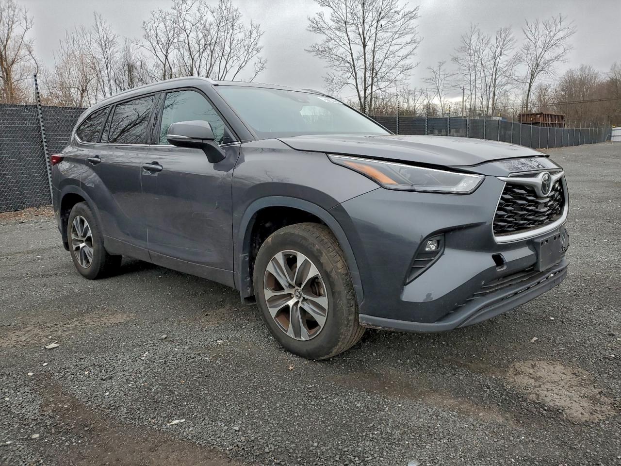 2022 TOYOTA HIGHLANDER XLE photo 4