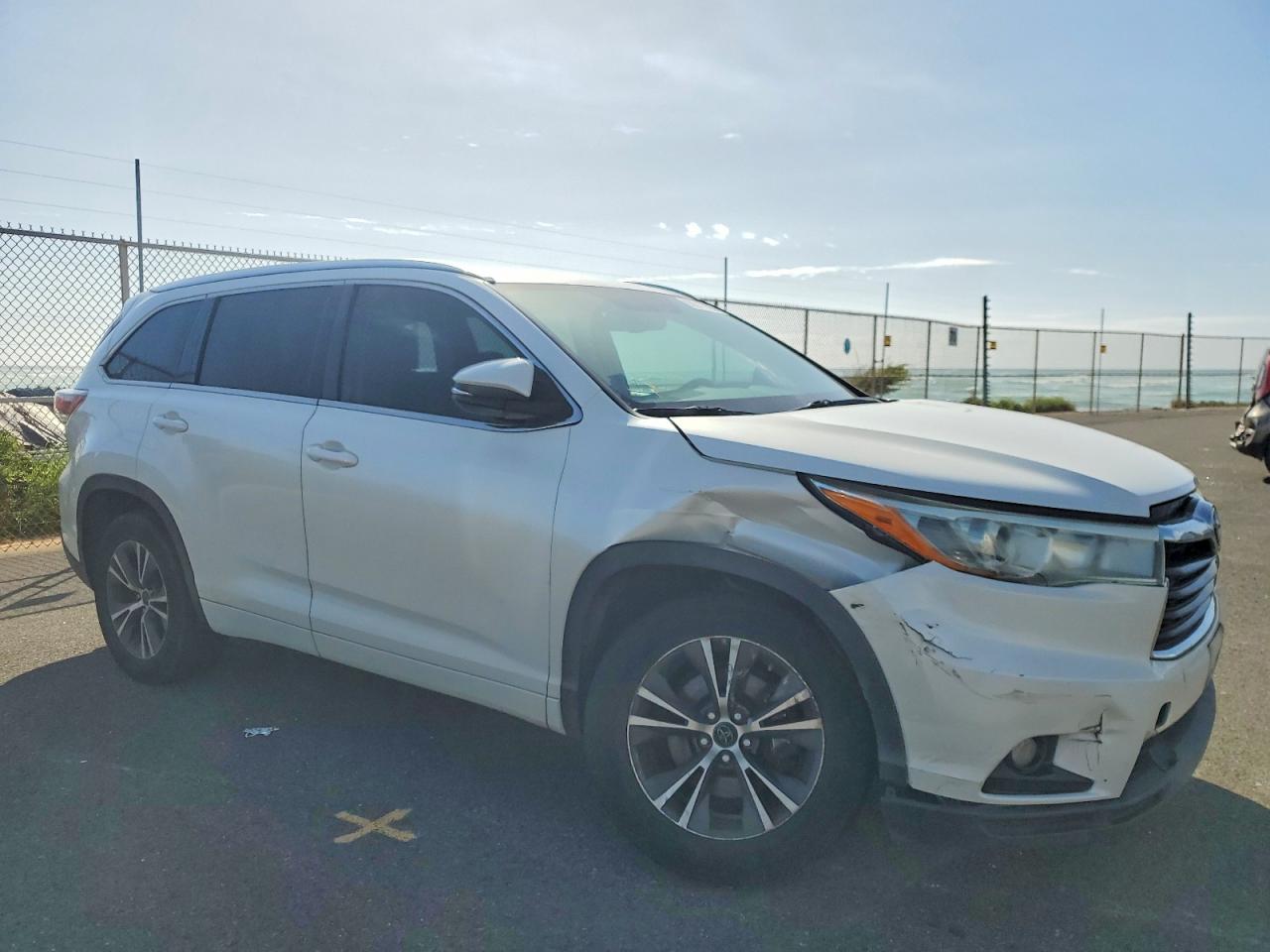 2016 TOYOTA HIGHLANDER XLE photo 4