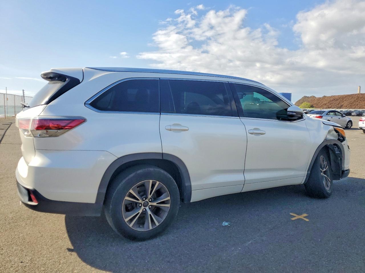 2016 TOYOTA HIGHLANDER XLE photo 3
