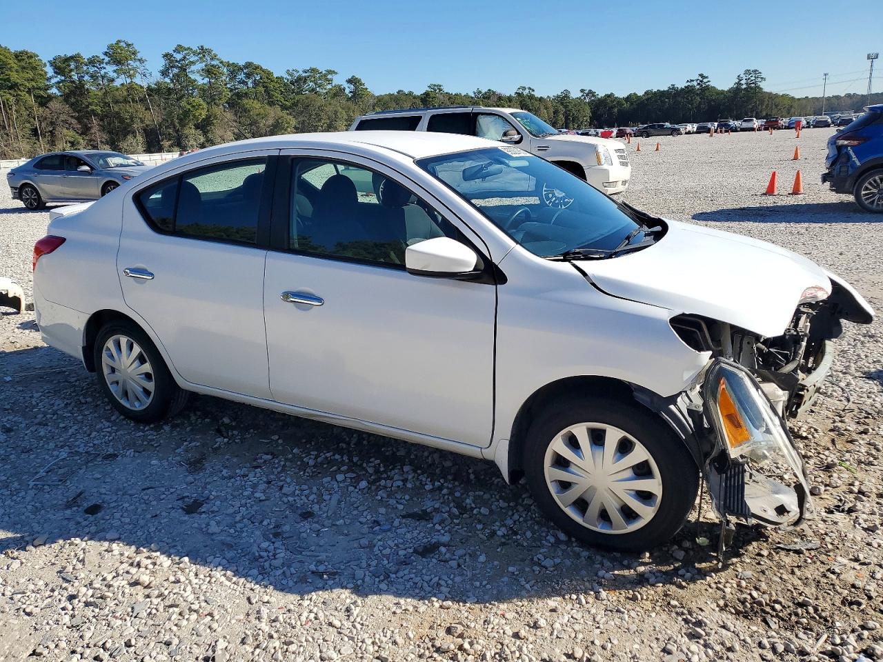 2019 NISSAN VERSA SV photo 4