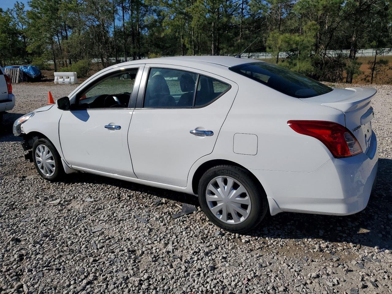 2019 NISSAN VERSA SV photo 2