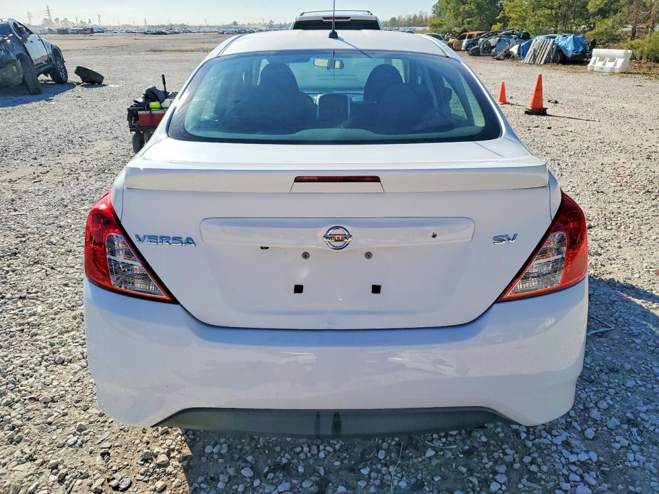 2019 NISSAN VERSA SV photo 6