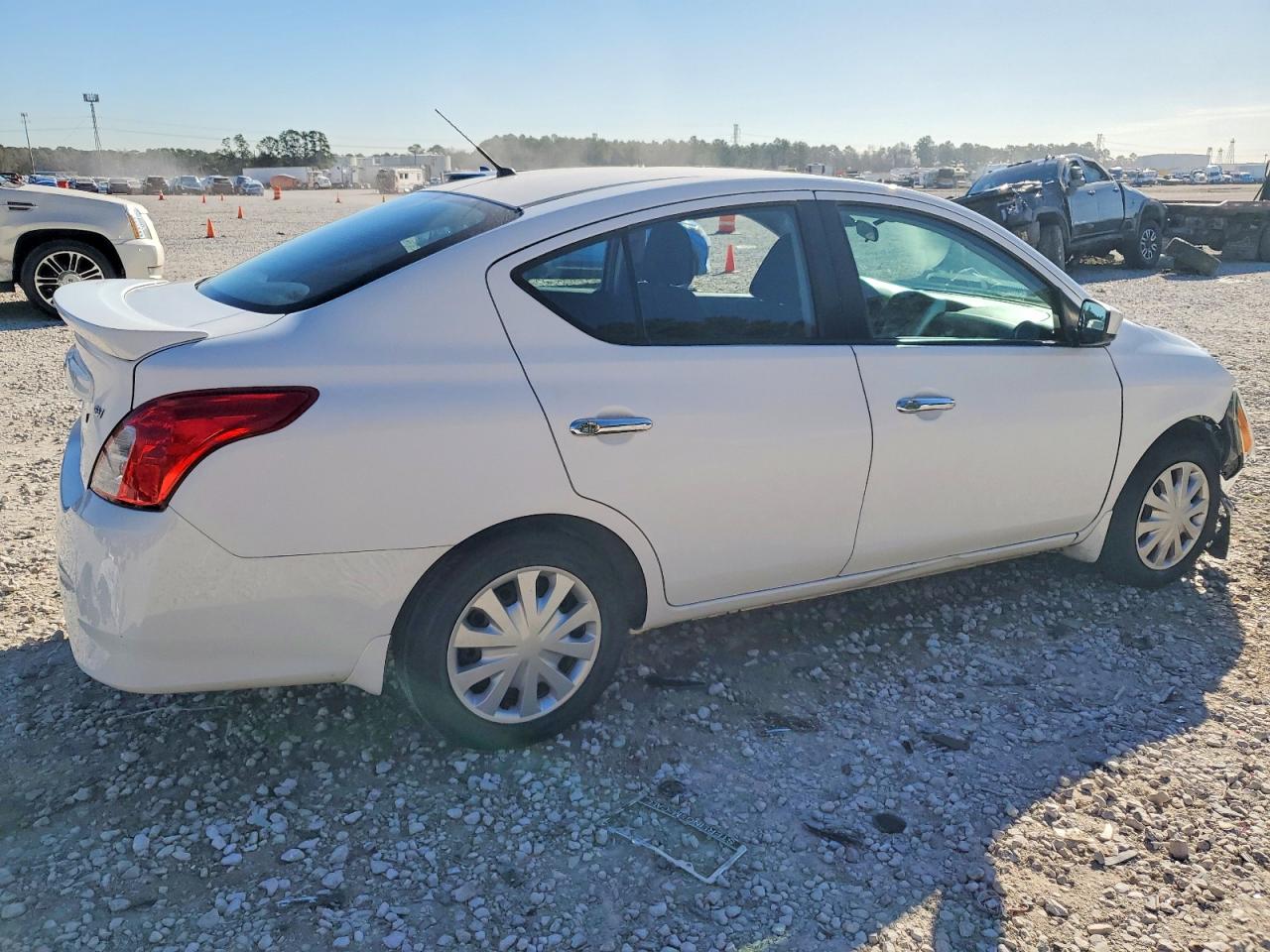 2019 NISSAN VERSA SV photo 3