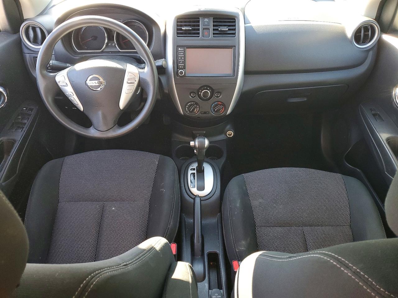 2019 NISSAN VERSA SV photo 8