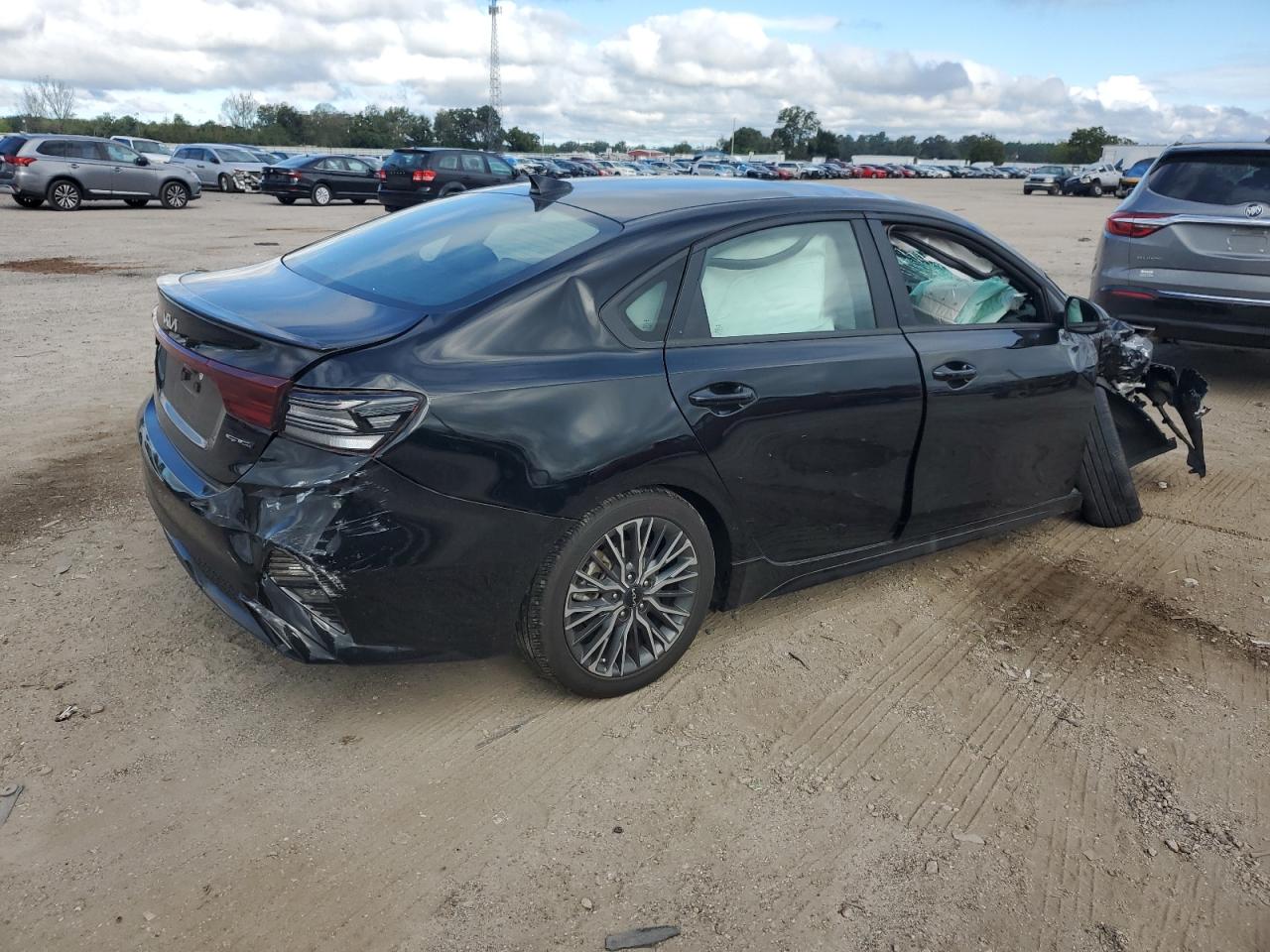2023 KIA FORTE GT LINE photo 3