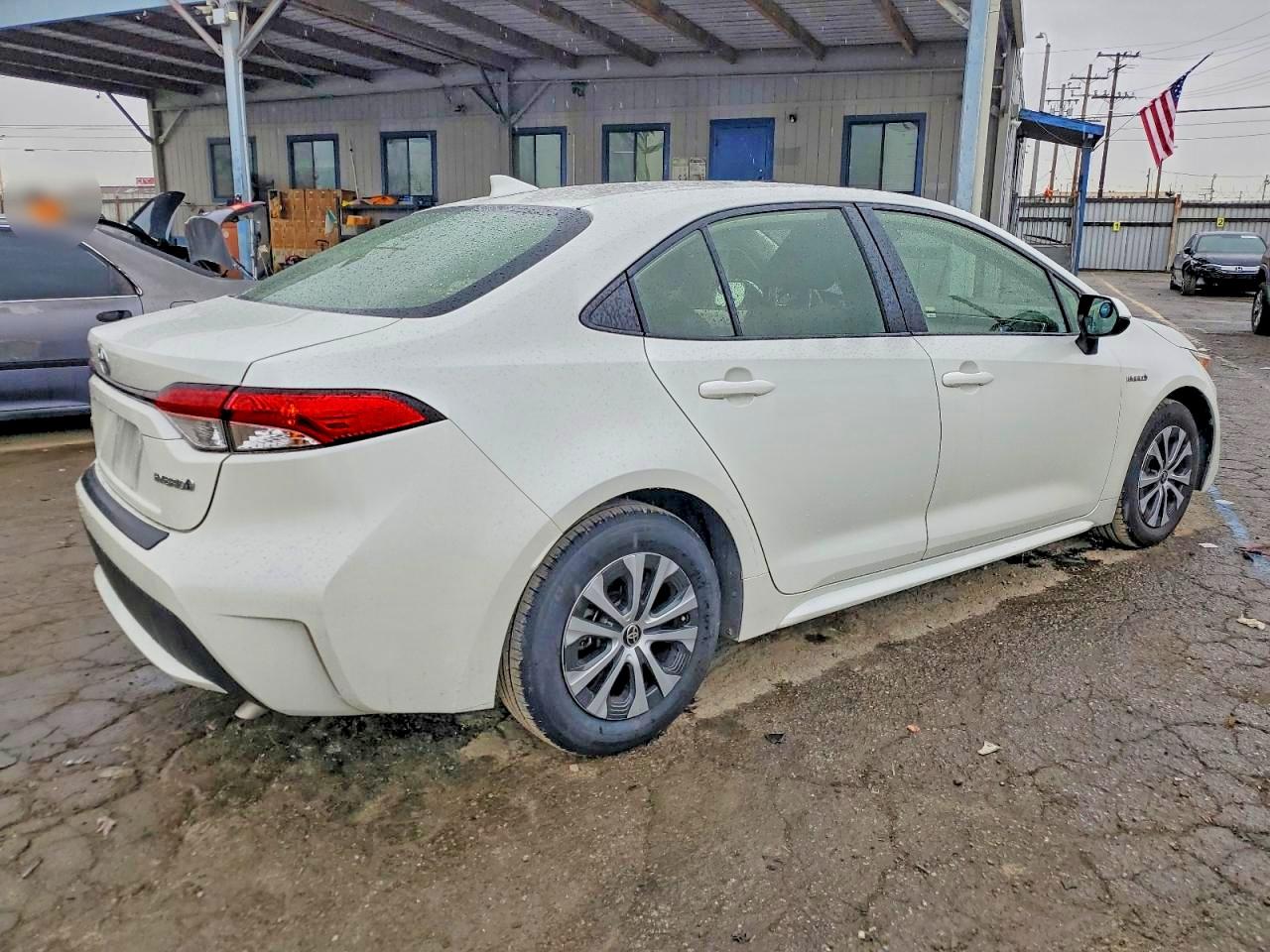 2021 TOYOTA COROLLA LE photo 3