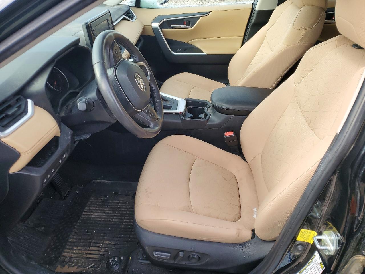 2021 TOYOTA RAV4 XLE photo 7