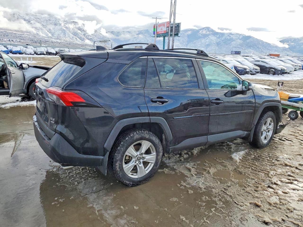 2021 TOYOTA RAV4 XLE photo 3