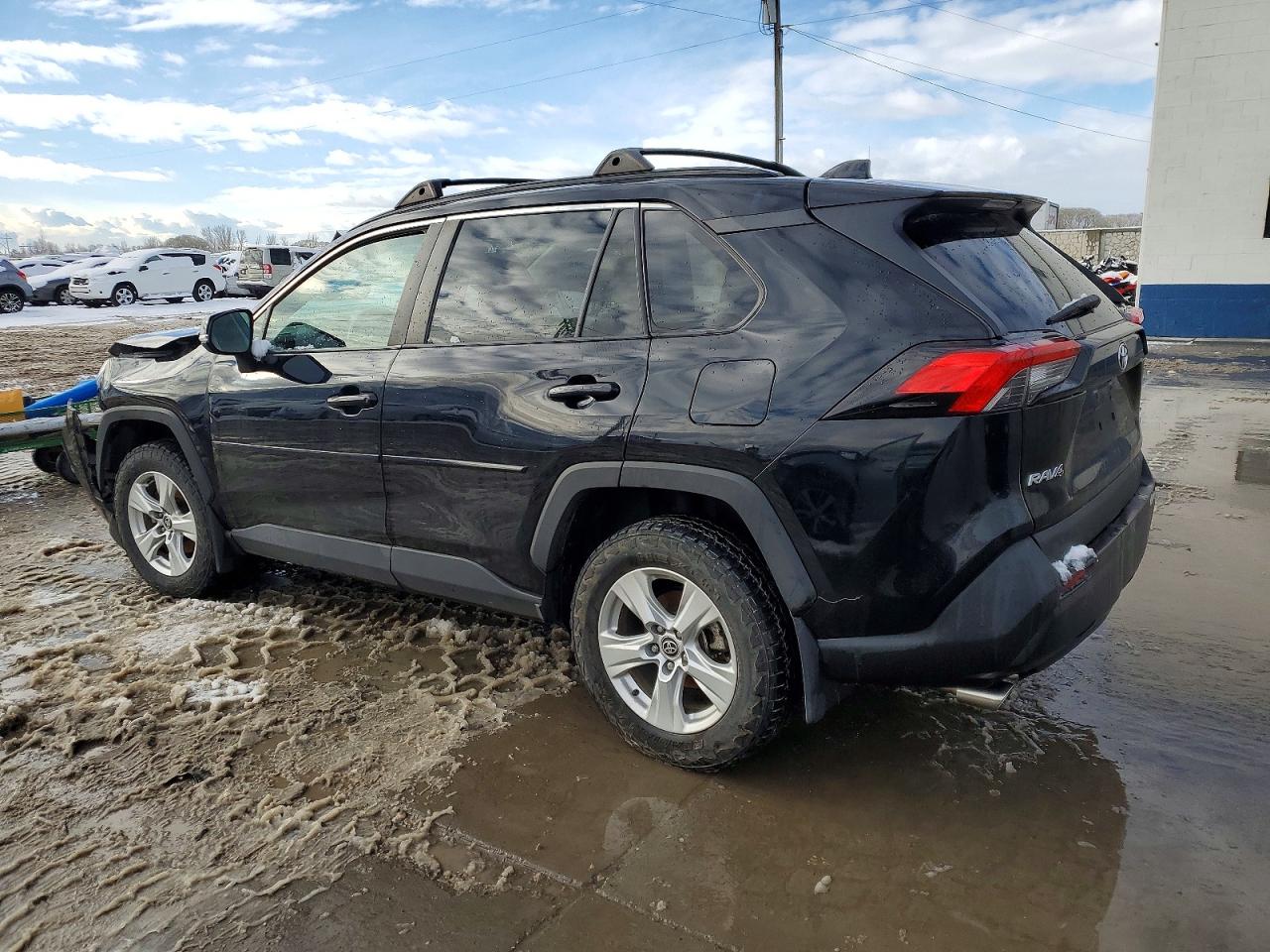 2021 TOYOTA RAV4 XLE photo 2
